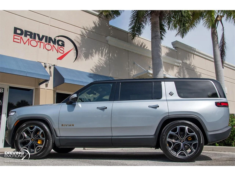 2025 Rivian R1S - Image 31 of 31