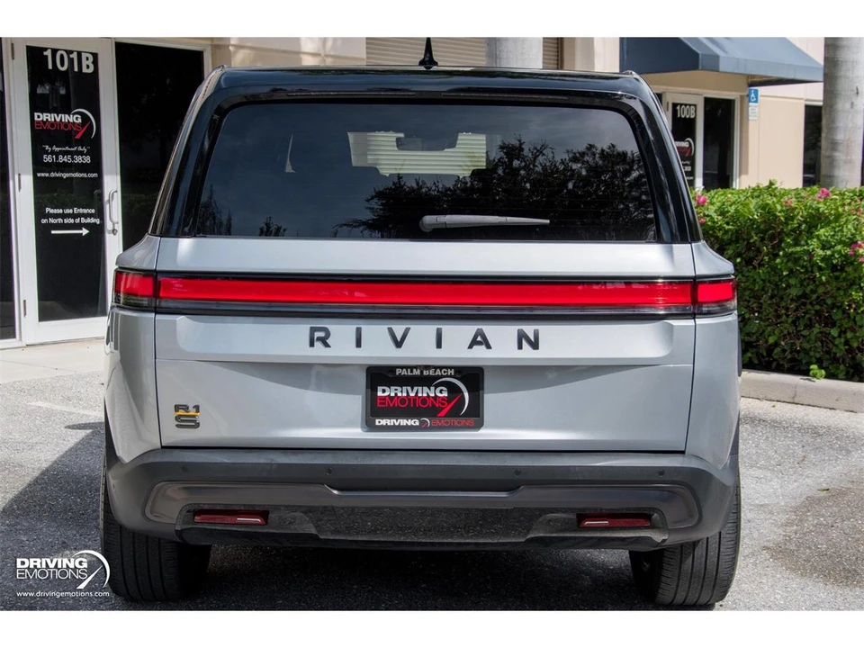 2025 Rivian R1S - Image 21 of 31