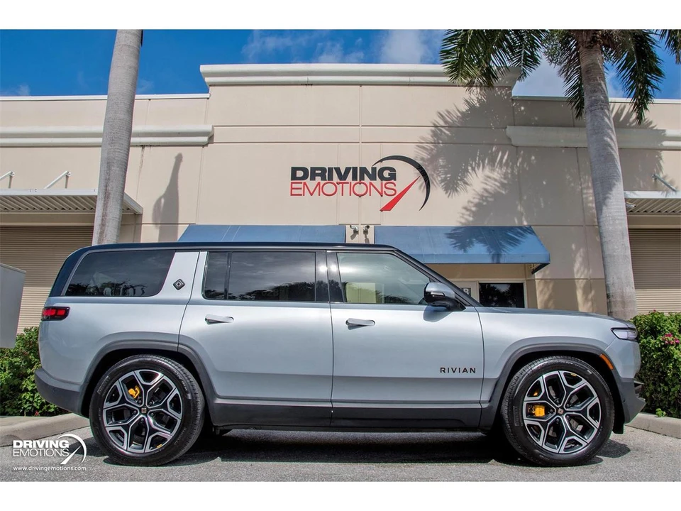 2025 Rivian R1S - Image 6 of 31