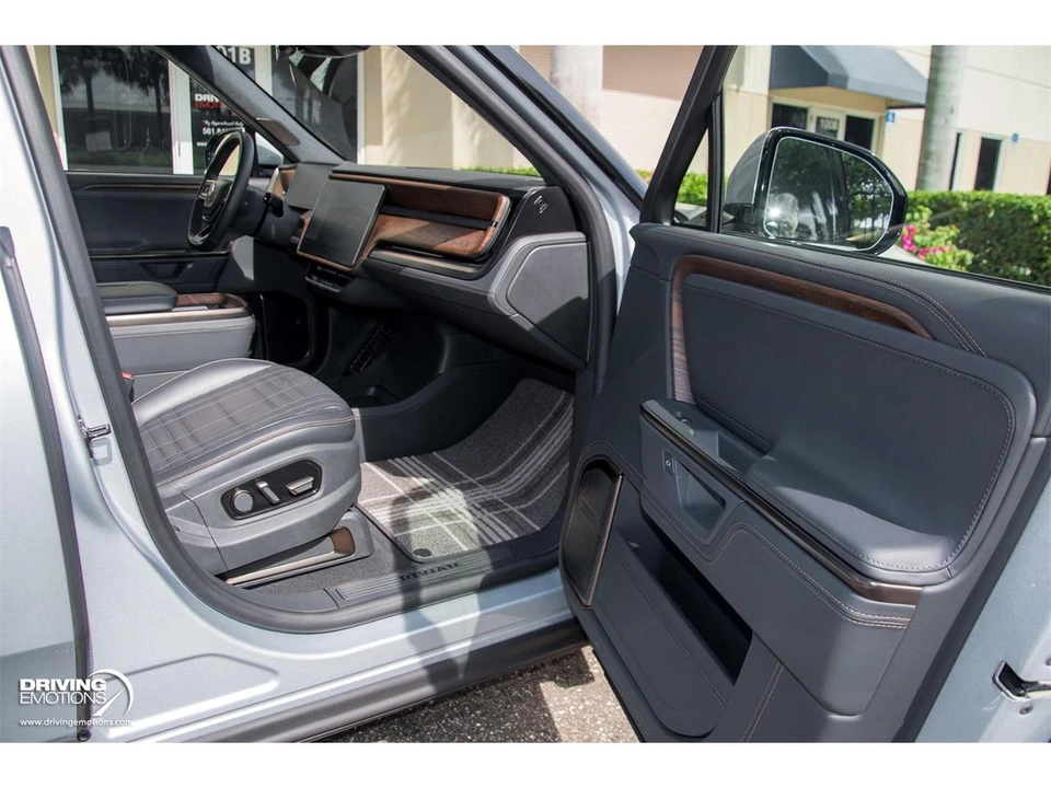 2025 Rivian R1S - Image 11 of 31