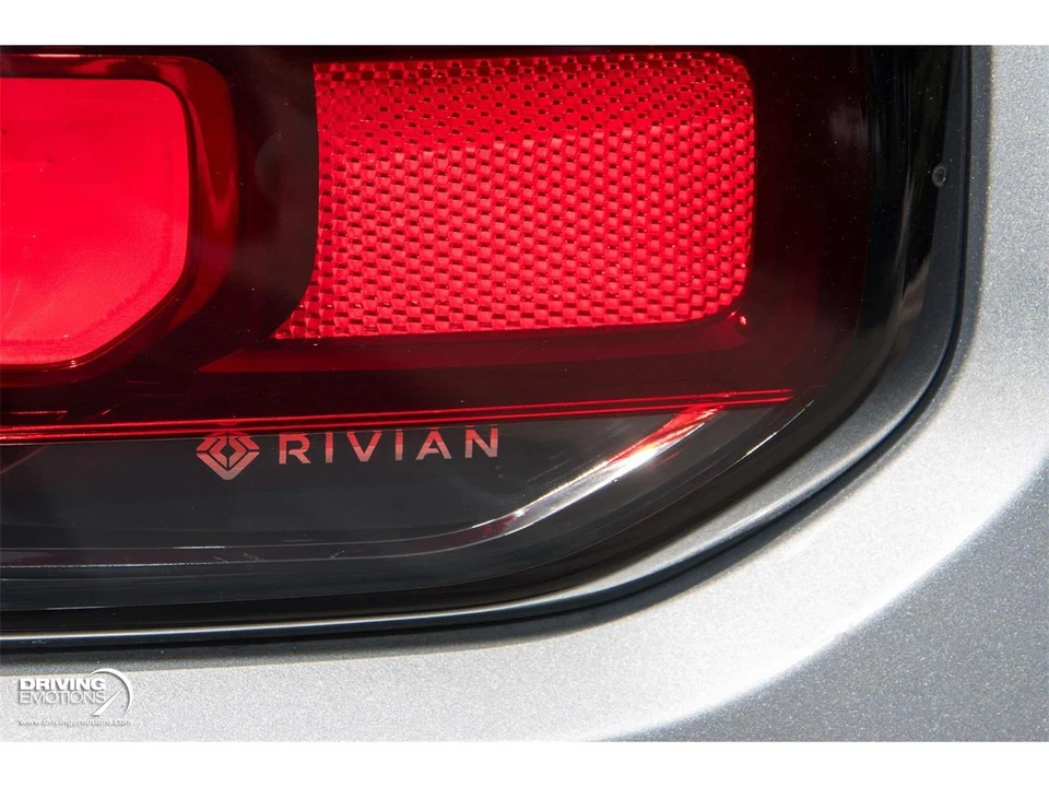 2025 Rivian R1S - Image 17 of 31