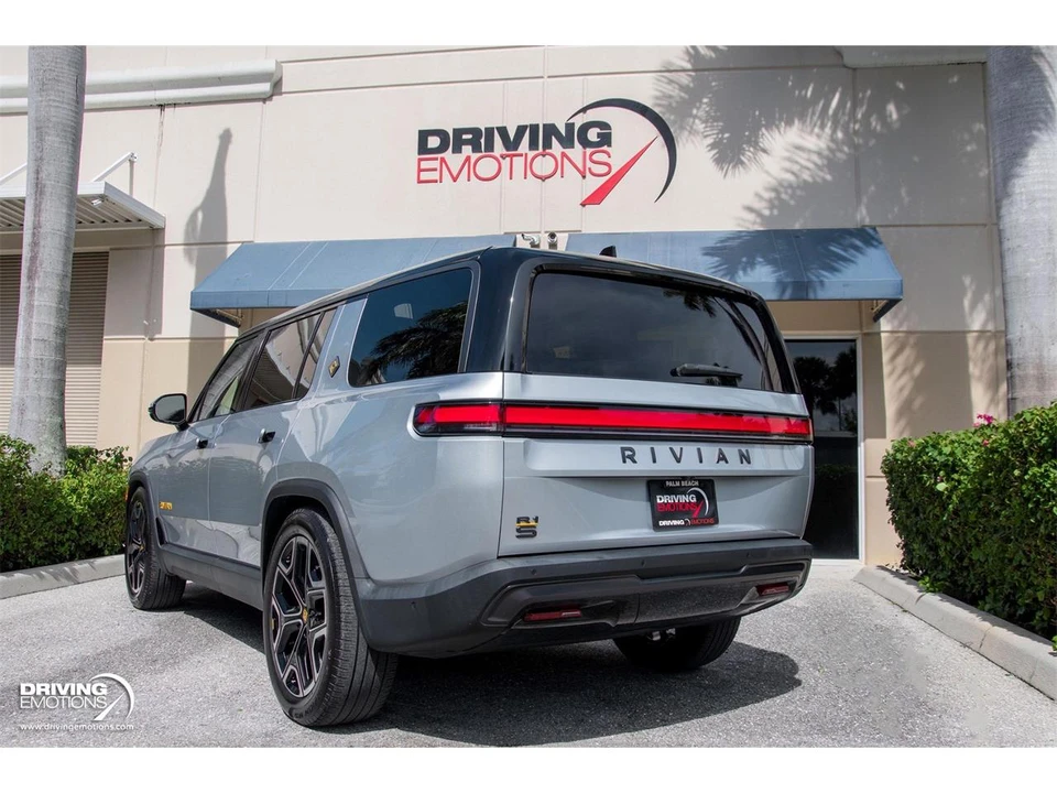 2025 Rivian R1S - Image 27 of 31