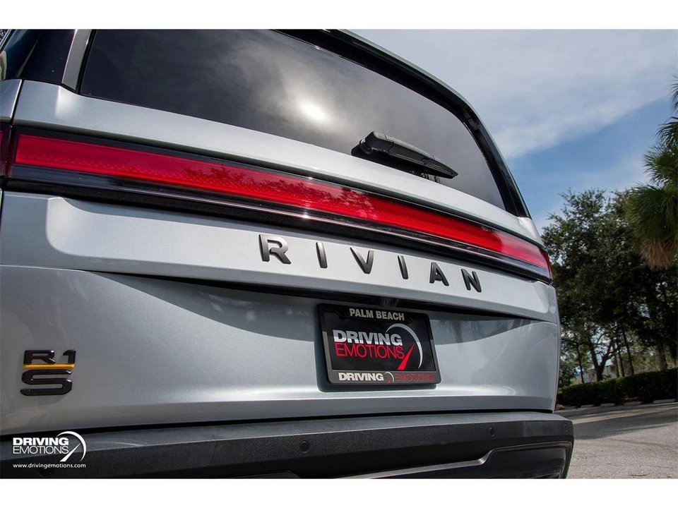2025 Rivian R1S - Image 22 of 31