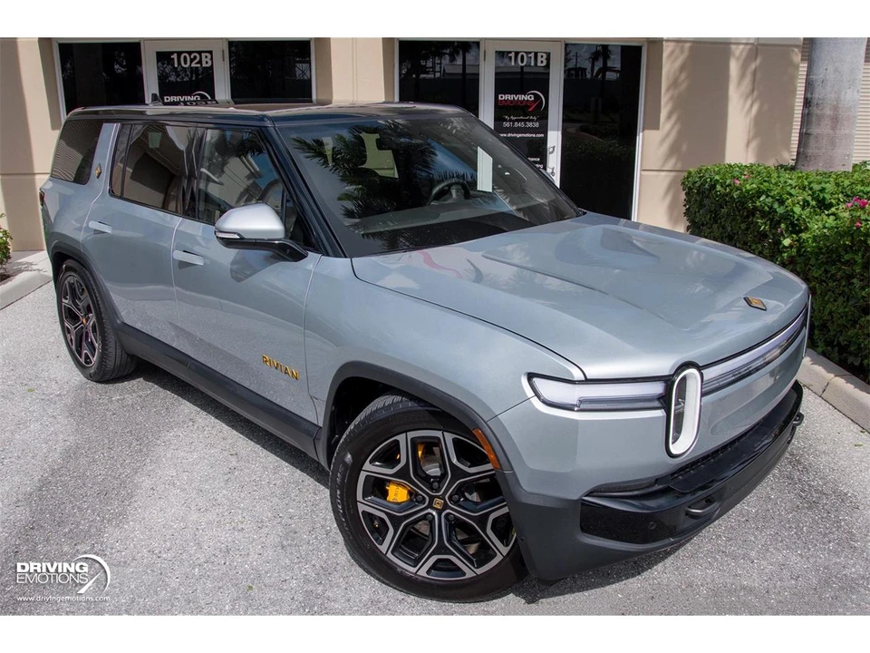 2025 Rivian R1S - Image 2 of 31