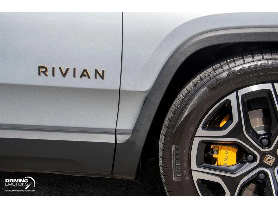 2025 Rivian R1S - Image 7 of 31