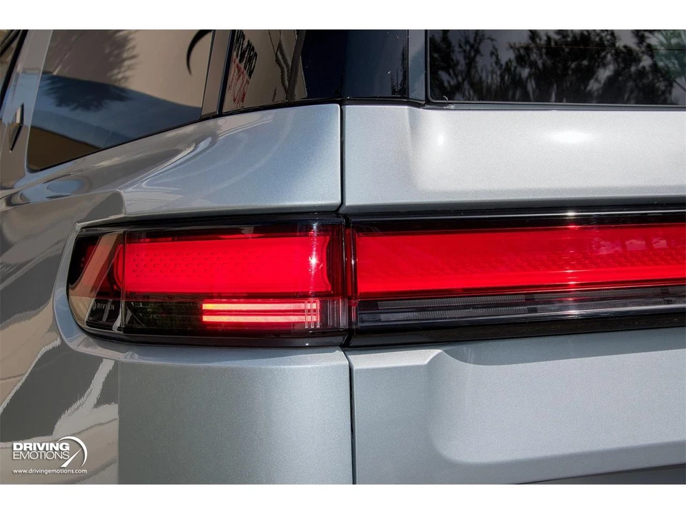 2025 Rivian R1S - Image 23 of 31