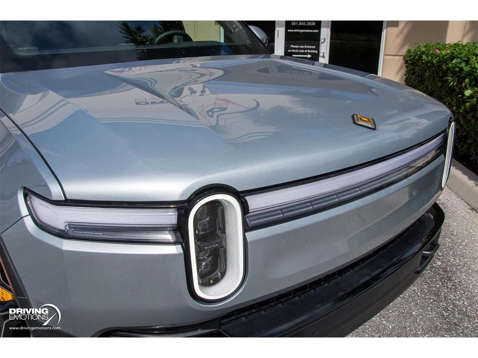 2025 Rivian R1S - Image 3 of 31