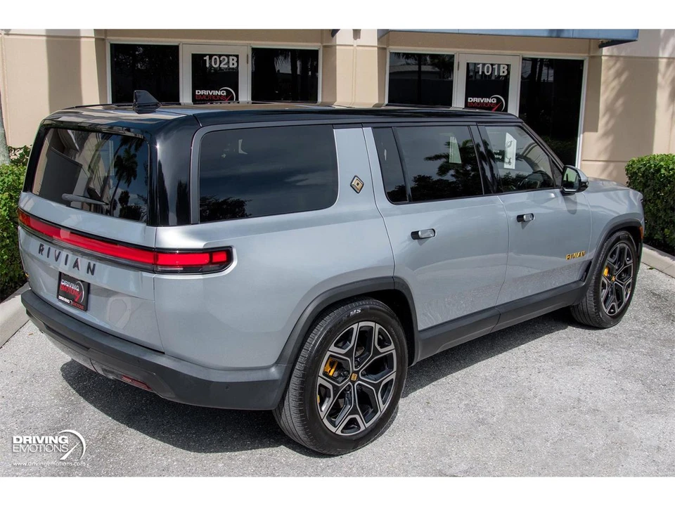 2025 Rivian R1S - Image 13 of 31