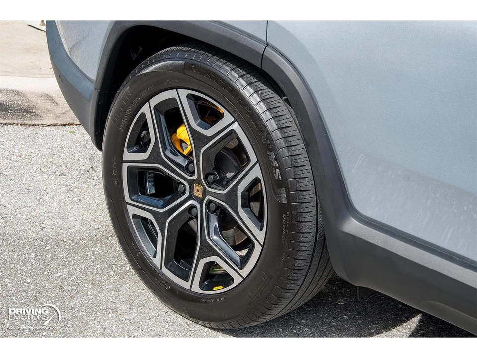 2025 Rivian R1S - Image 8 of 31