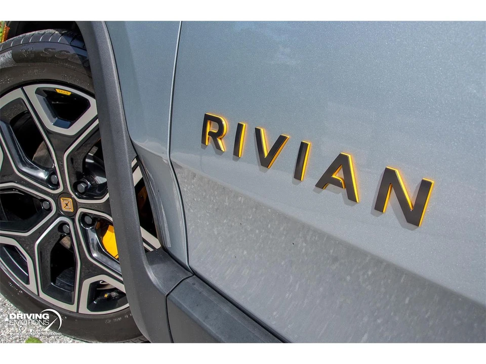 2025 Rivian R1S - Image 29 of 31