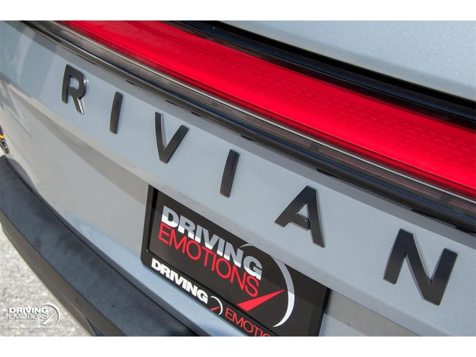 2025 Rivian R1S - Image 19 of 31