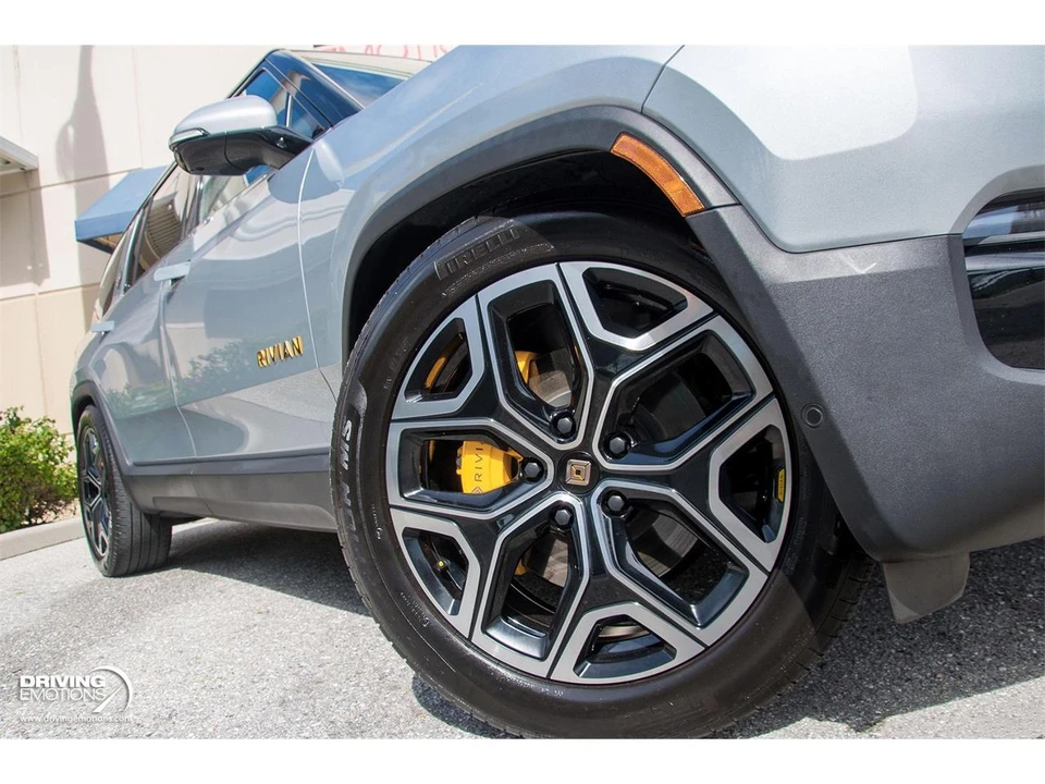 2025 Rivian R1S - Image 4 of 31