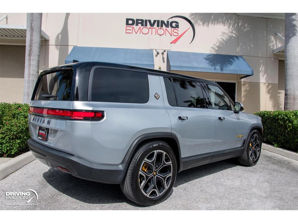 2025 Rivian R1S - Image 14 of 31