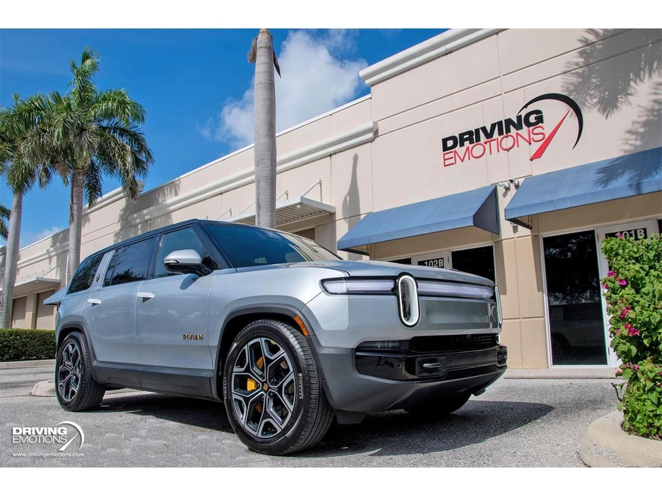 2025 Rivian R1S - Image 9 of 31