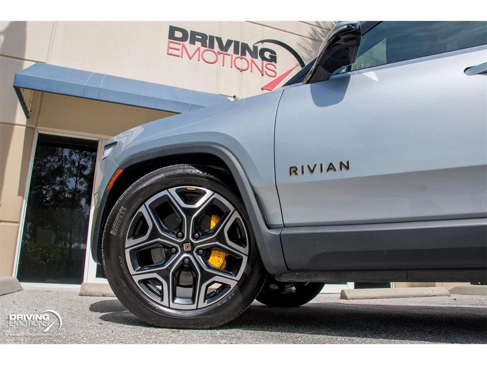 2025 Rivian R1S - Image 30 of 31