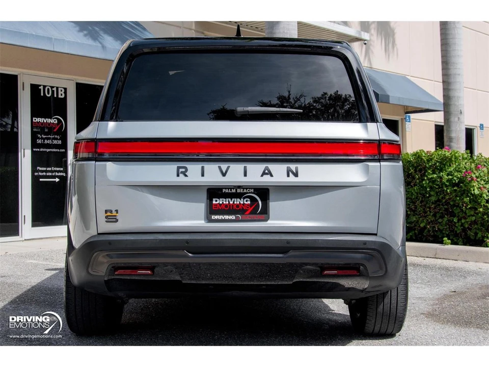 2025 Rivian R1S - Image 20 of 31