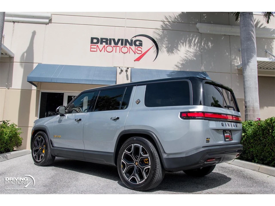 2025 Rivian R1S - Image 25 of 31