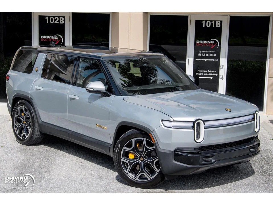 2025 Rivian R1S - Image 5 of 31