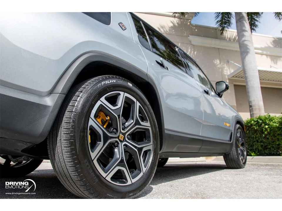 2025 Rivian R1S - Image 15 of 31