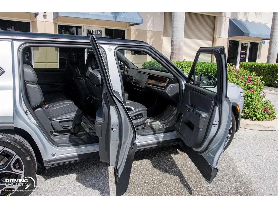2025 Rivian R1S - Image 10 of 31