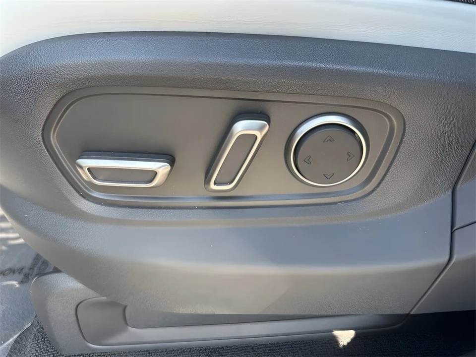 2025 Rivian R1S - Image 10 of 12