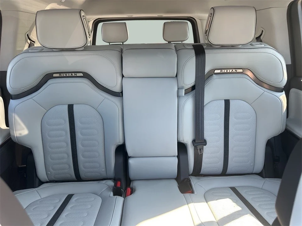 2025 Rivian R1S - Image 12 of 12