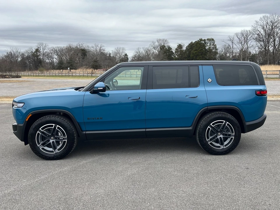 2025 Rivian R1S - Image 8 of 12