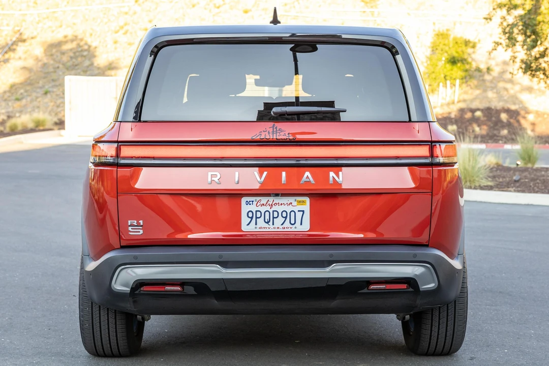 2025 Rivian R1S - Image 5 of 31