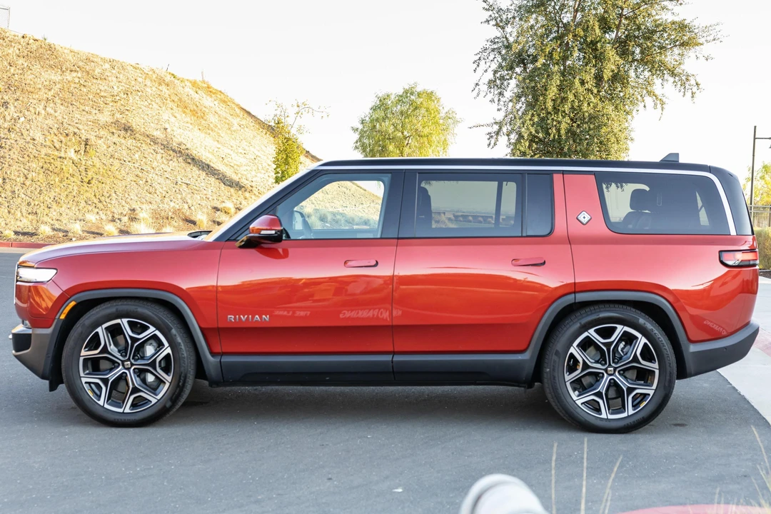 2025 Rivian R1S - Image 3 of 31