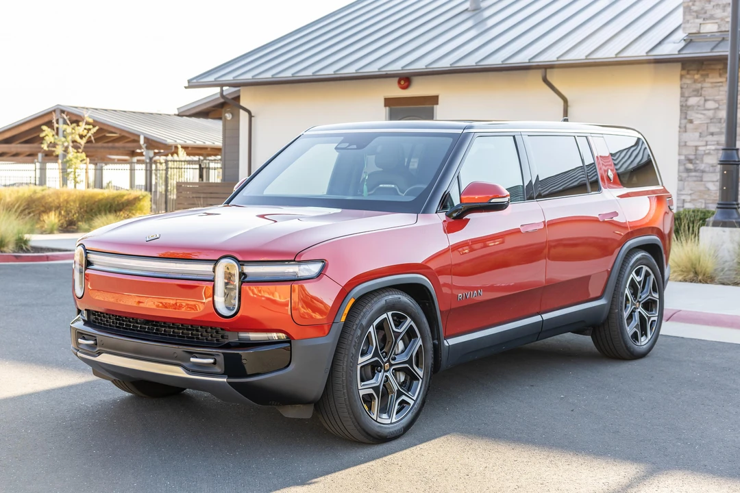 2025 Rivian R1S - Image 8 of 31