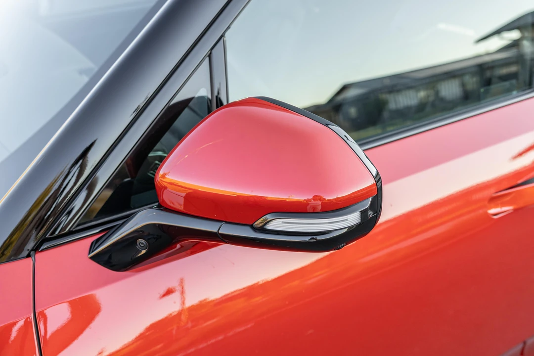 2025 Rivian R1S - Image 27 of 31
