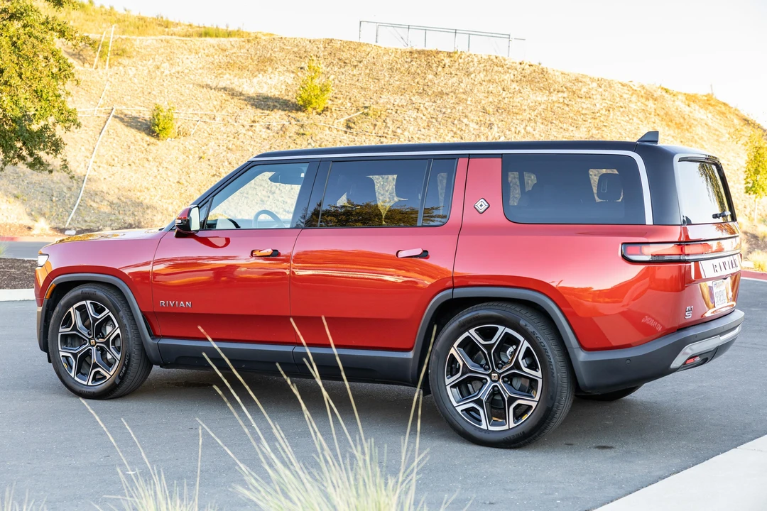 2025 Rivian R1S - Image 10 of 31