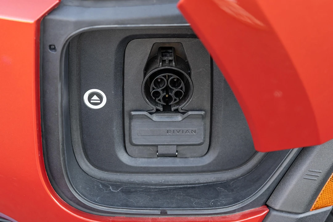 2025 Rivian R1S - Image 23 of 31
