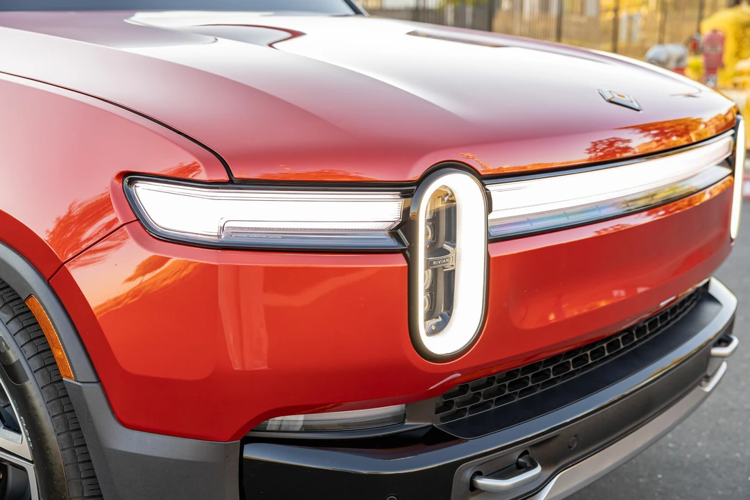 2025 Rivian R1S - Image 13 of 31