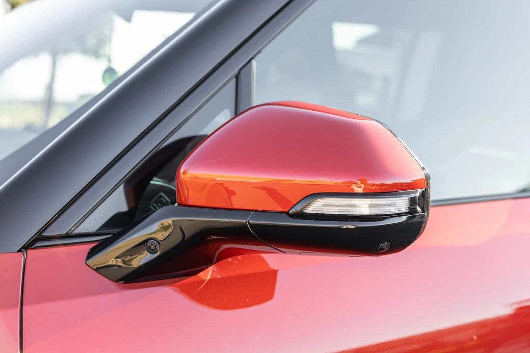 2025 Rivian R1S - Image 26 of 31