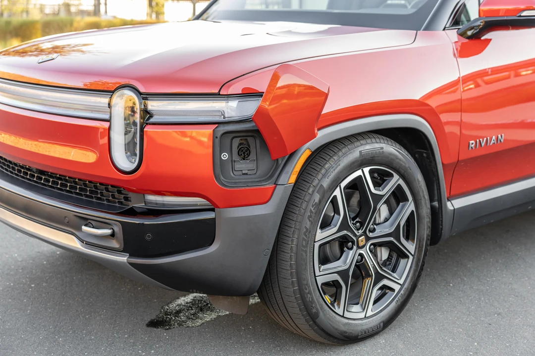 2025 Rivian R1S - Image 20 of 31