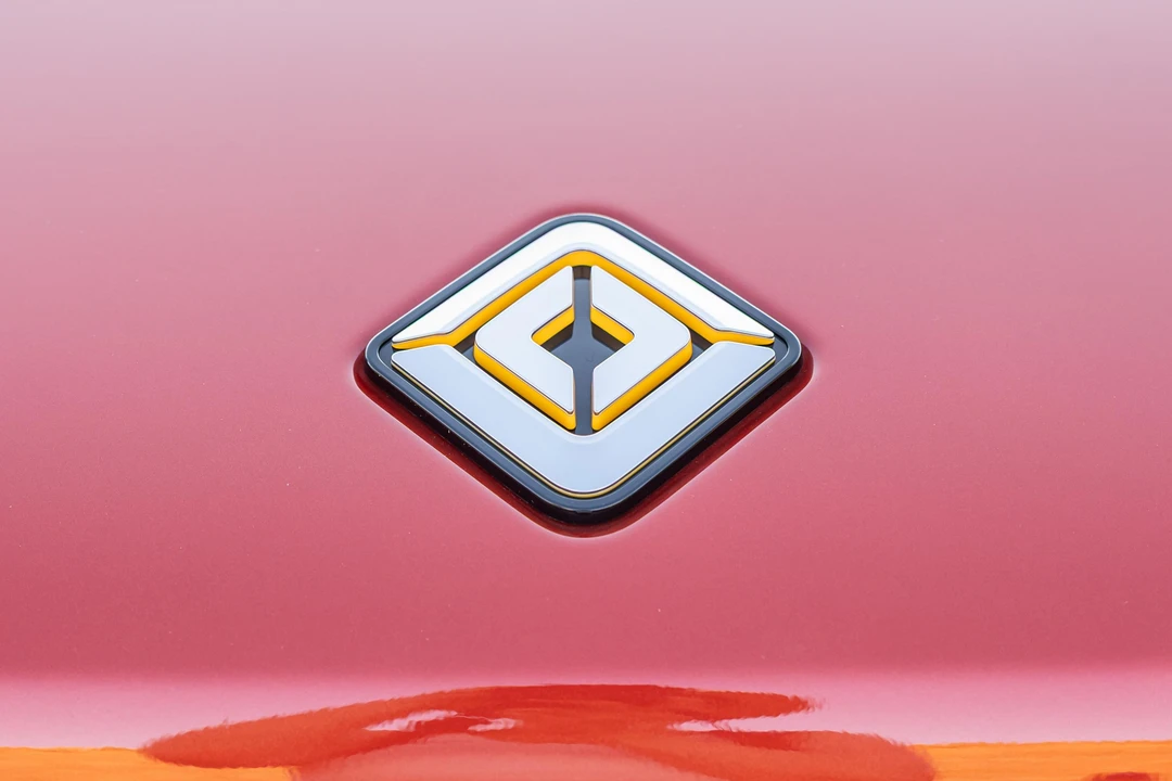 2025 Rivian R1S - Image 16 of 31