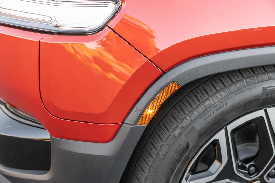 2025 Rivian R1S - Image 22 of 31
