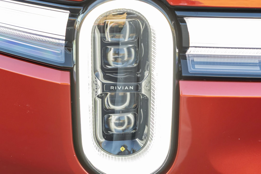 2025 Rivian R1S - Image 14 of 31