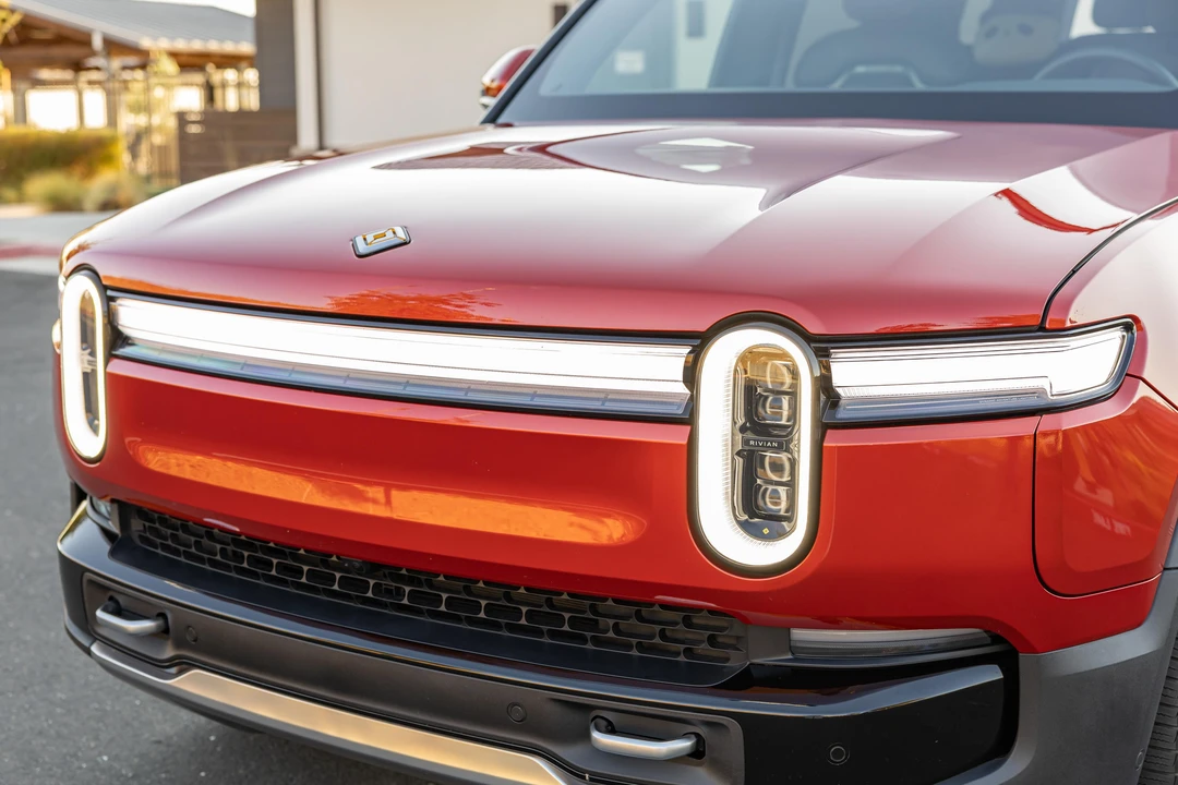 2025 Rivian R1S - Image 18 of 31