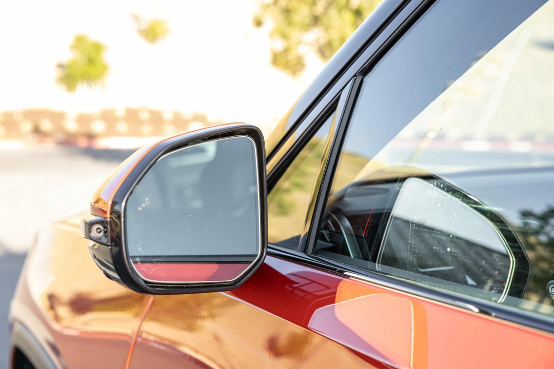 2025 Rivian R1S - Image 28 of 31
