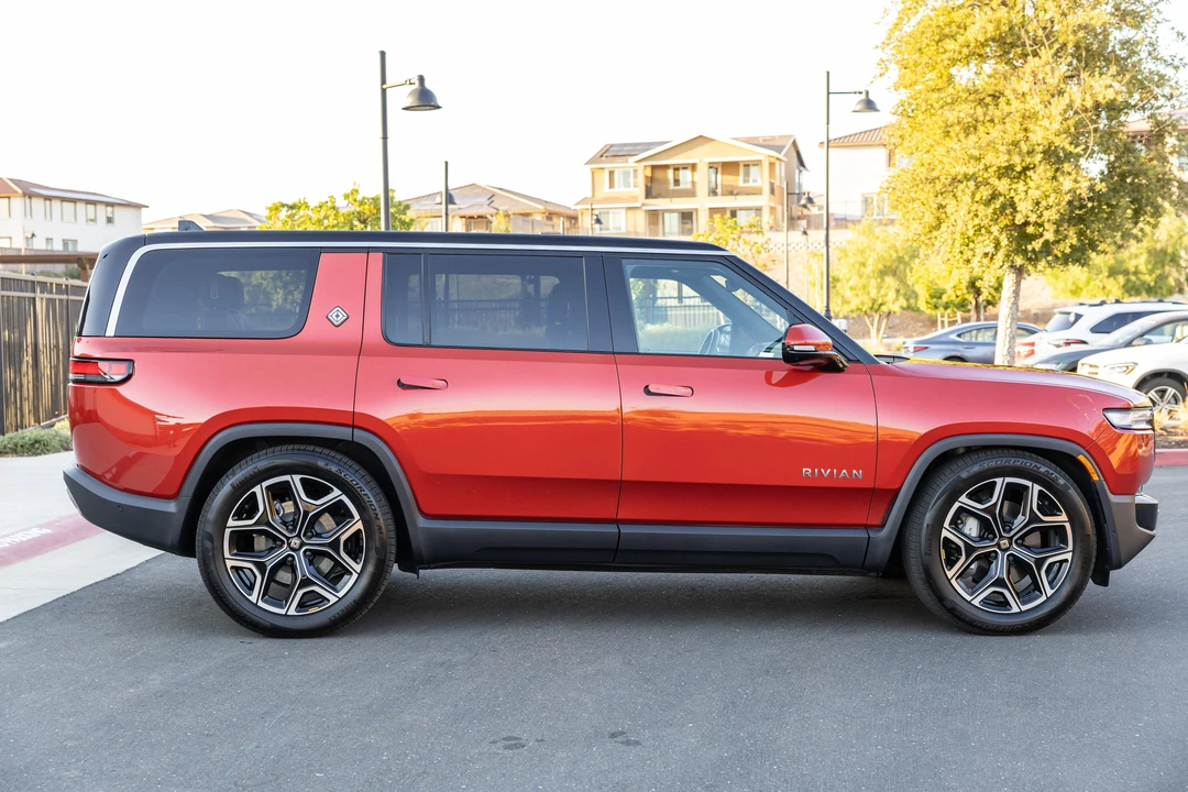 2025 Rivian R1S - Image 11 of 31