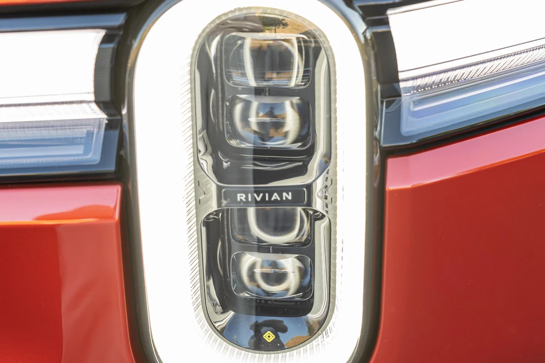 2025 Rivian R1S - Image 19 of 31