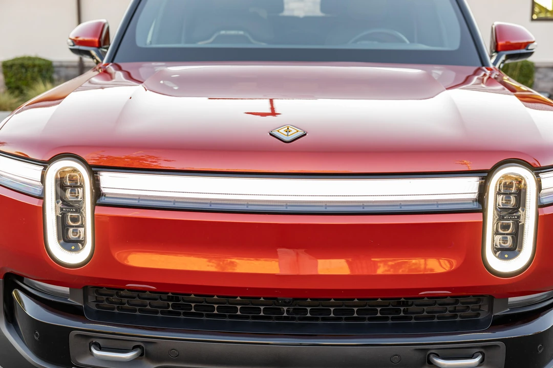 2025 Rivian R1S - Image 15 of 31
