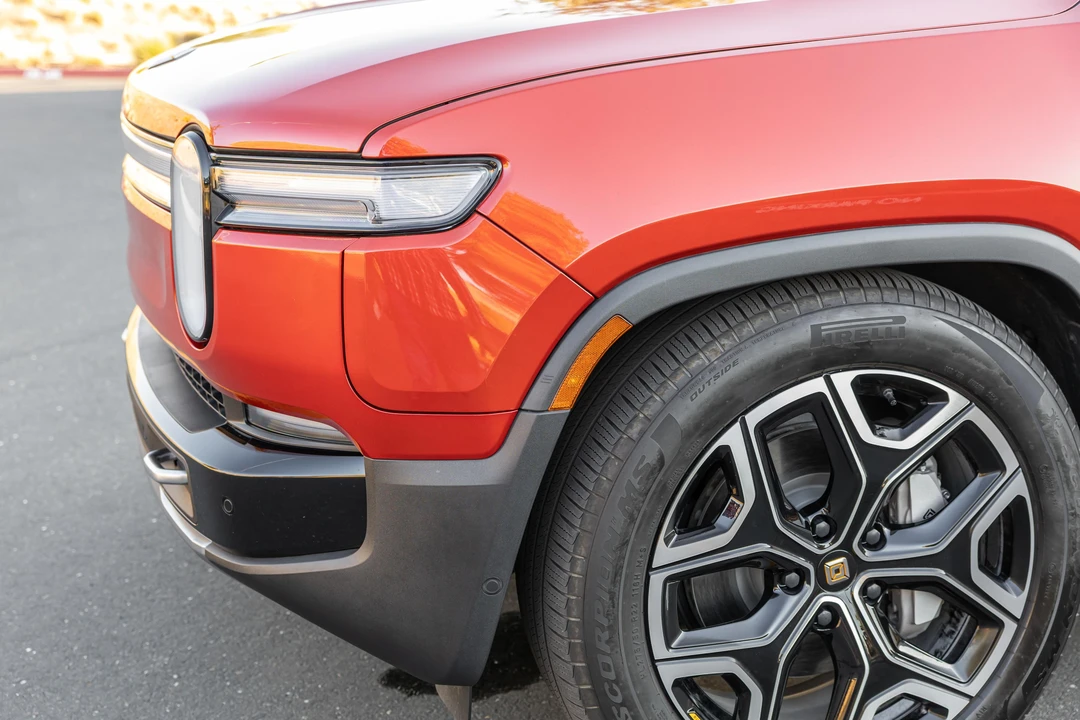 2025 Rivian R1S - Image 21 of 31