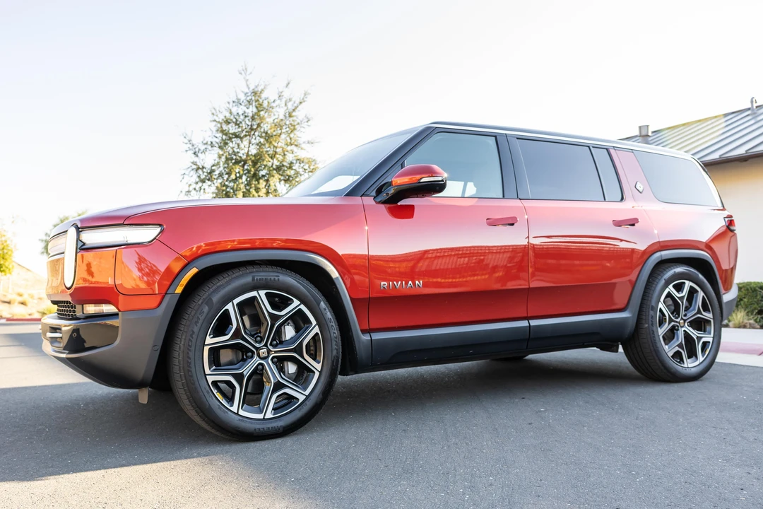 2025 Rivian R1S - Image 9 of 31