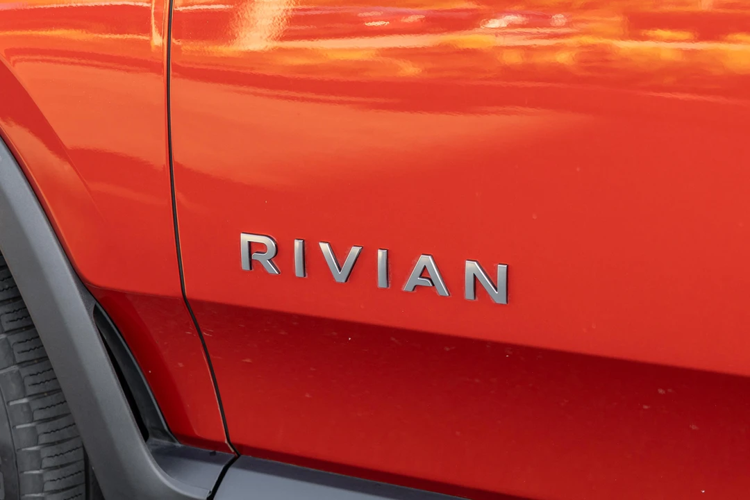 2025 Rivian R1S - Image 29 of 31