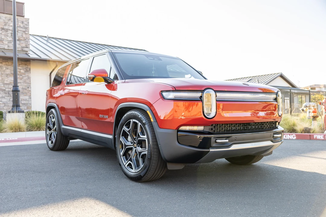 2025 Rivian R1S - Image 12 of 31