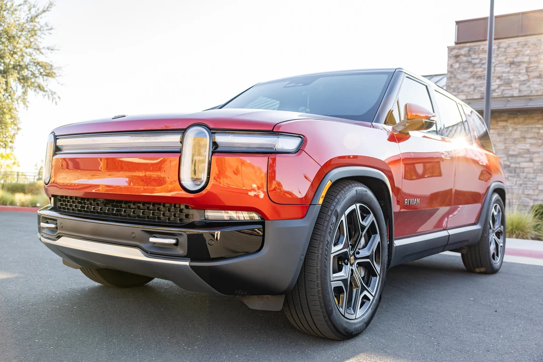 2025 Rivian R1S - Image 7 of 31