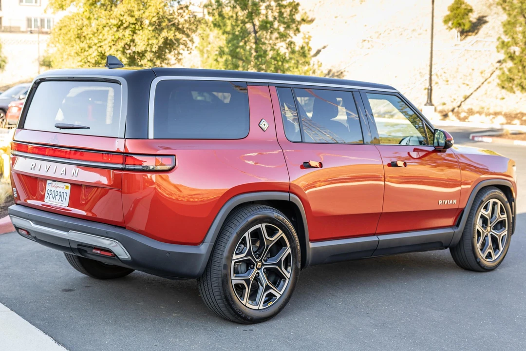 2025 Rivian R1S - Image 4 of 31